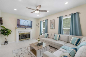 Modern 4BR Retreat with Free Parking in Prime CWE!